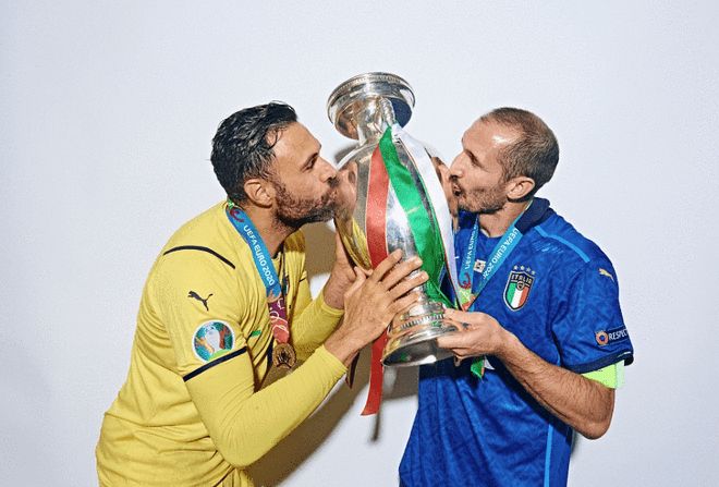 德拉富恩特：奥亚萨瓦尔扭到了脚踝；何塞卢说点球很明显