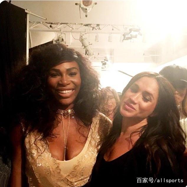 有爱！湖人球员引领独行侠球迷高喊卢卡 詹姆斯挥舞手臂卖力指挥